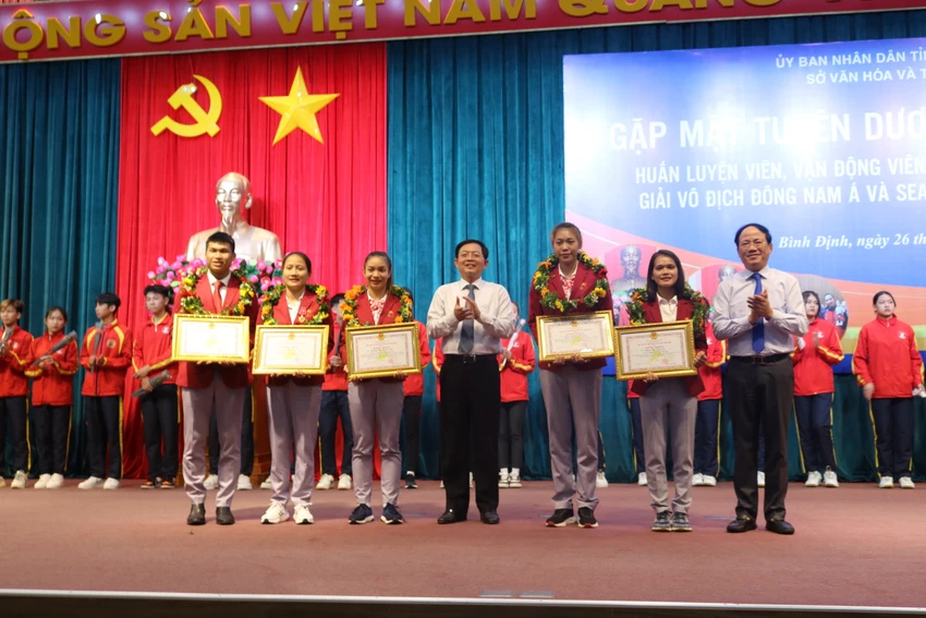 Lãnh đạo UBND tỉnh biểu dương, khen tặng các VĐV, HLV đạt thành tích tại SEA Games 32. Ảnh QN