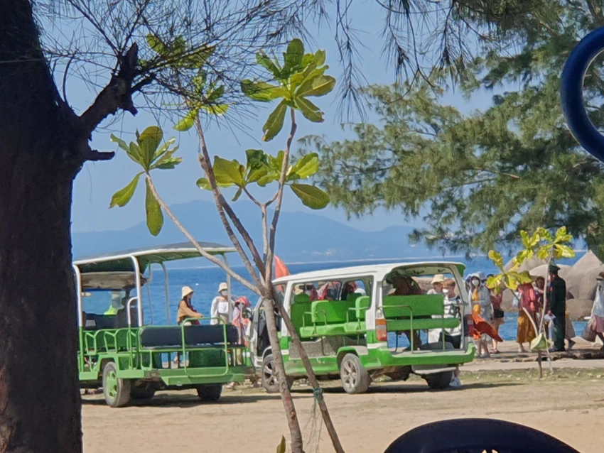 Ô tô hoán cải để chở khách ở Nhơn Châu. Ảnh: QN Ô tô hoán cải để chở khách ở Nhơn Châu. Ảnh: QN