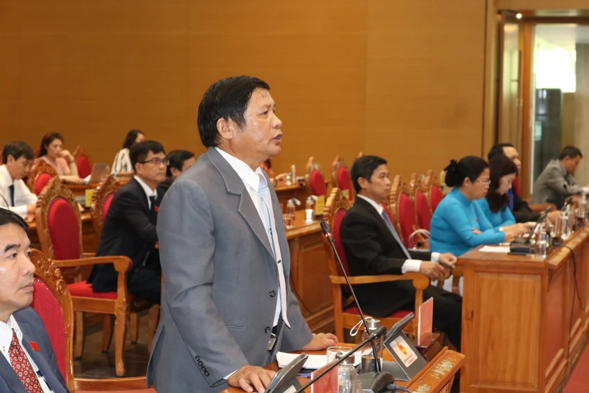 Đại biểu Phạm Ngọc Sơn đặt câu hỏi với Chánh án TAND tỉnh về việc toà án cấp huyện chậm chuyển hồ sơ. Ảnh QN
