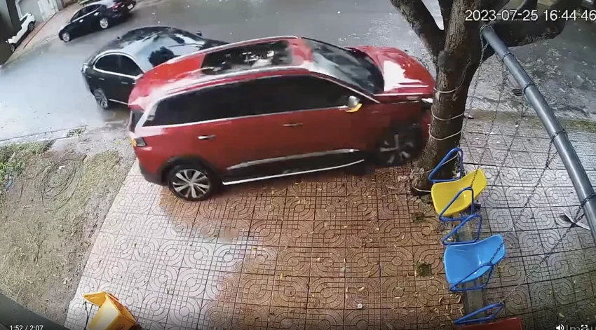 Đức điều khiển xe màu đen liên tiếp tông vào ô tô màu đỏ của con trai. Ảnh cắt từ clip. Đức điều khiển xe màu đen liên tiếp tông vào ô tô màu đỏ của con trai. Ảnh cắt từ clip.