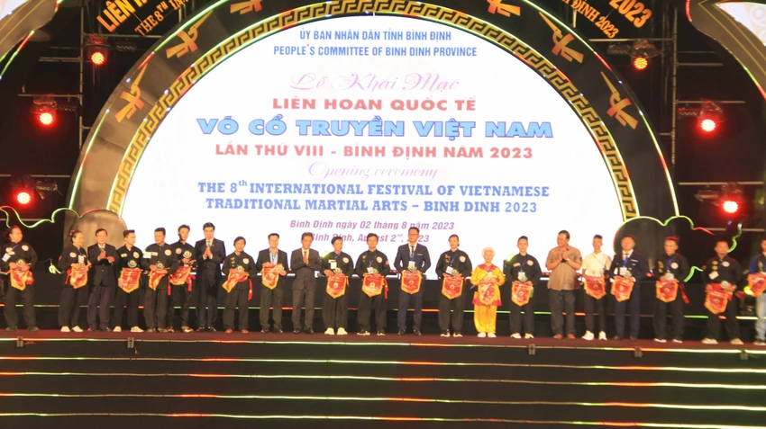 Trao cờ lưu niệm cho các đoàn võ thuật tham gia. Ảnh QN Trao cờ lưu niệm cho các đoàn võ thuật tham gia. Ảnh QN