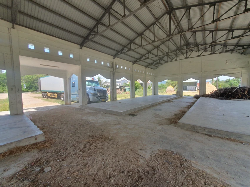Chợ được đầu tư gần 2 tỉ đồng, nhưng chỉ để...đáp ứng tiêu chí nông thôn mới. Ảnh QN