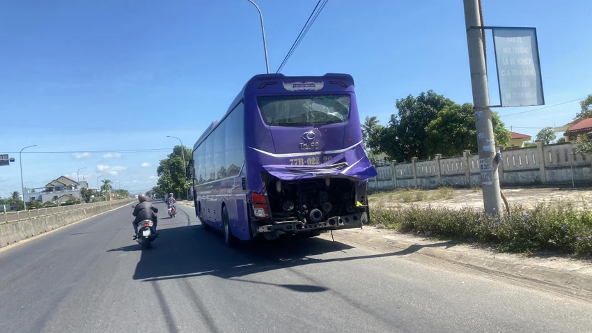 Xe khách bị hư hỏng sau va chạm. Ảnh: TQ Xe khách bị hư hỏng sau va chạm. Ảnh: TQ