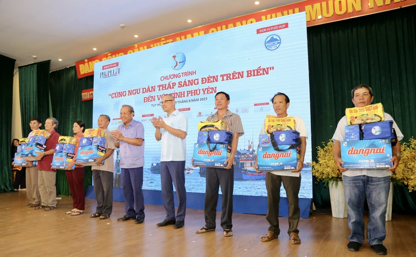 Hàng trăm phần quà được trao đến ngư dân. Ảnh: HOÀNG GIANG Hàng trăm phần quà được trao đến ngư dân. Ảnh: HOÀNG GIANG