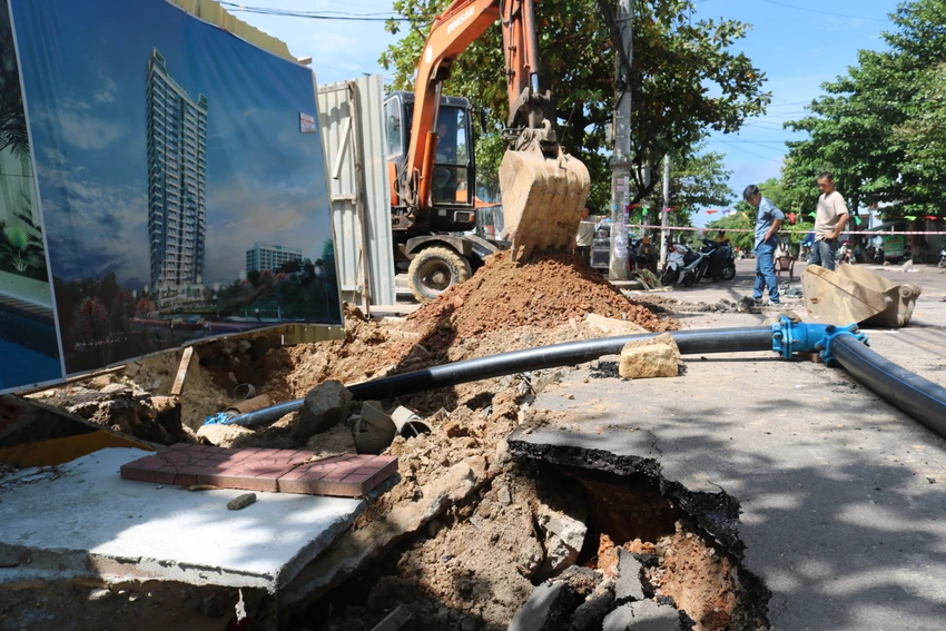Việc sụt lún gây mất điện đối với hàng trăm hộ dân ở khu vực. Ảnh QN Việc sụt lún gây mất điện đối với hàng trăm hộ dân ở khu vực. Ảnh QN