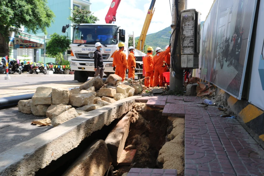 Sụt lún làm mất điện, mất nước đối với hàng trăm hộ dân trong khu vực. Ảnh QN Sụt lún làm mất điện, mất nước đối với hàng trăm hộ dân trong khu vực. Ảnh QN