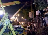 Xe tải cán vệt nhớt trên đường dẫn cao tốc, lật ngang 