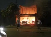 Quán cơm bị cháy, chủ quán đứng nhìn trong tuyệt vọng