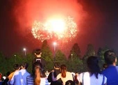 Pháo hoa rực rỡ, chào mừng trung tâm thương mại thế giới