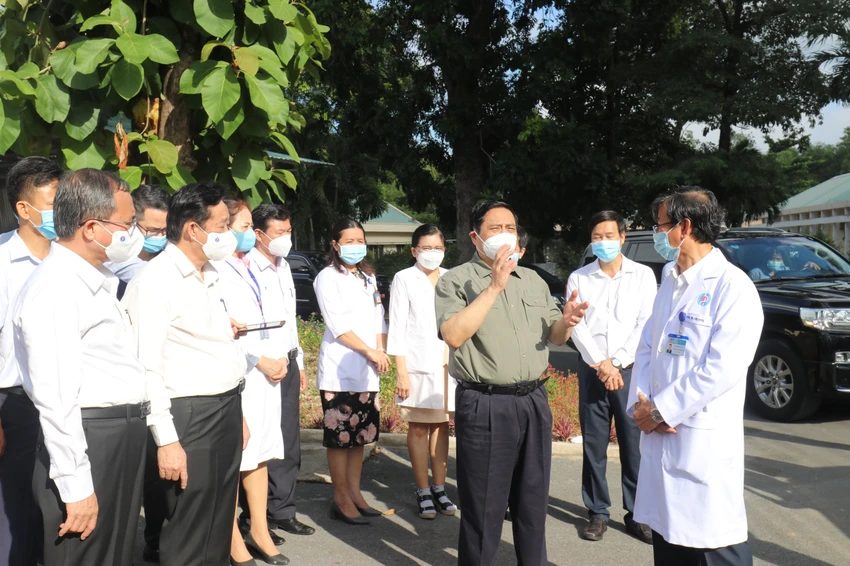 Thủ tướng kiểm tra phòng, chống COVID-19 tại Bình Dương ảnh 1