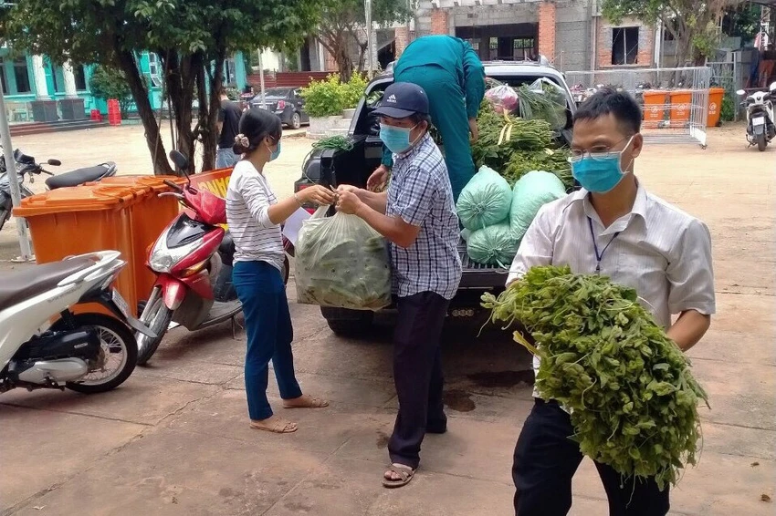 Bình Dương: Mang gạo và đồ ăn đến tận tay người dân tại 15 phường bị 'khóa chặt' ảnh 7 Bình Dương: Mang gạo và đồ ăn đến tận tay người dân tại 15 phường bị 'khóa chặt' ảnh 7