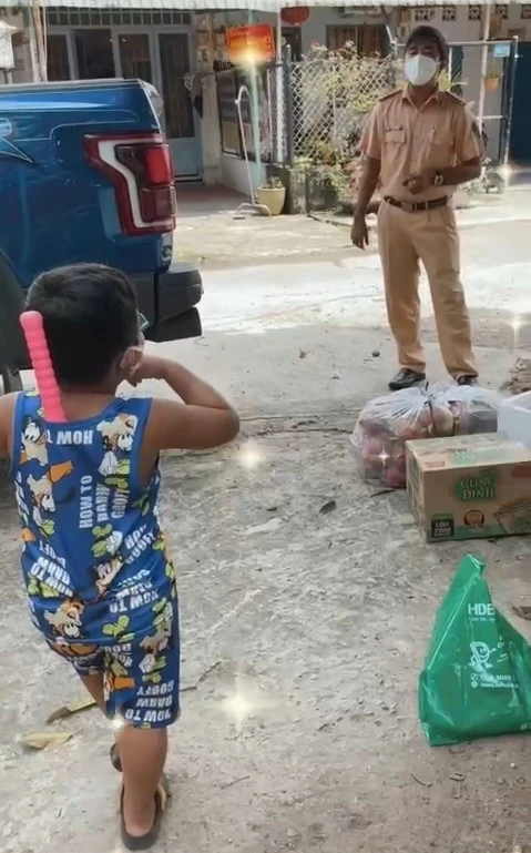 Cán bộ, chiến sĩ Công an Bình Dương vào tâm dịch hỗ trợ người dân ảnh 19 Cán bộ, chiến sĩ Công an Bình Dương vào tâm dịch hỗ trợ người dân ảnh 19