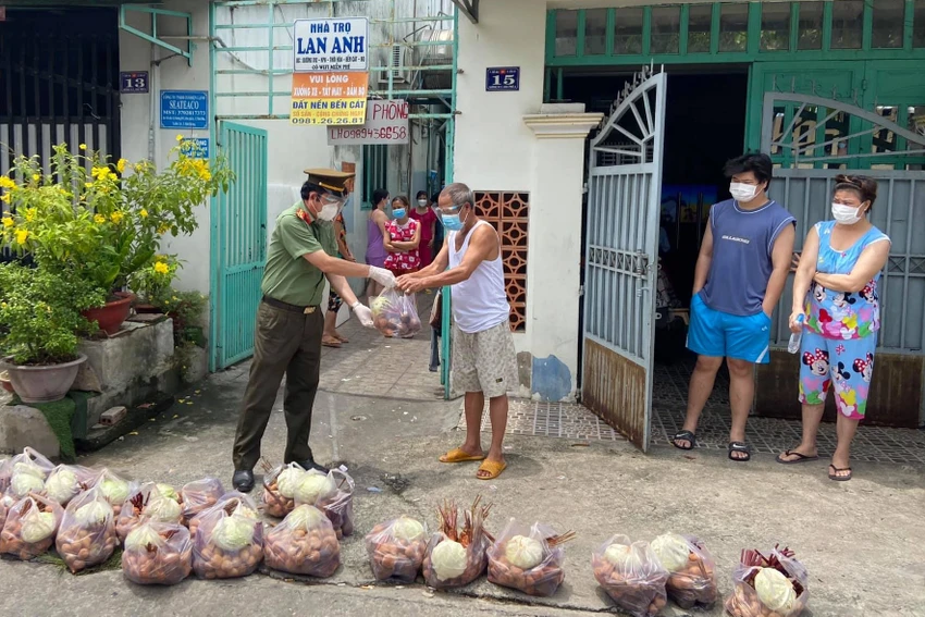 Cán bộ, chiến sĩ Công an Bình Dương vào tâm dịch hỗ trợ người dân ảnh 11 Cán bộ, chiến sĩ Công an Bình Dương vào tâm dịch hỗ trợ người dân ảnh 11