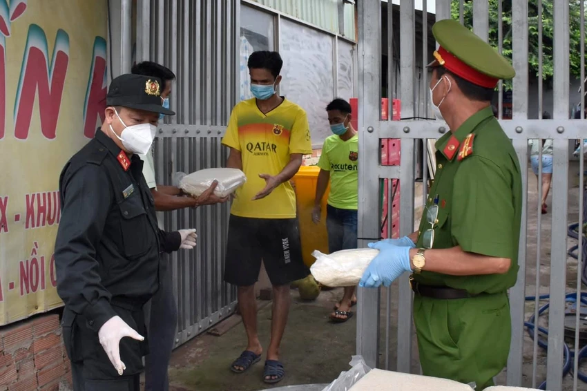 Cán bộ, chiến sĩ Công an Bình Dương vào tâm dịch hỗ trợ người dân ảnh 13 Cán bộ, chiến sĩ Công an Bình Dương vào tâm dịch hỗ trợ người dân ảnh 13