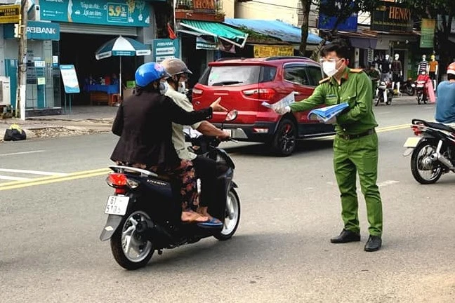 Cán bộ, chiến sĩ Công an Bình Dương vào tâm dịch hỗ trợ người dân ảnh 10 Cán bộ, chiến sĩ Công an Bình Dương vào tâm dịch hỗ trợ người dân ảnh 10