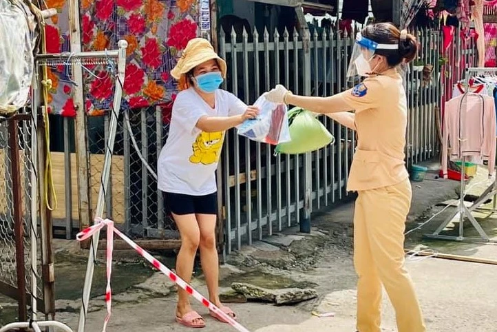 Cán bộ, chiến sĩ Công an Bình Dương vào tâm dịch hỗ trợ người dân ảnh 16 Cán bộ, chiến sĩ Công an Bình Dương vào tâm dịch hỗ trợ người dân ảnh 16