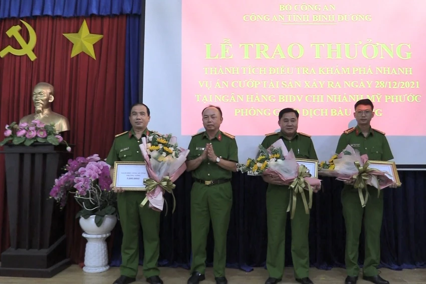 Tên cướp dùng súng, bom giả để cướp ngân hàng ở Bình Dương ảnh 7 Tên cướp dùng súng, bom giả để cướp ngân hàng ở Bình Dương ảnh 7