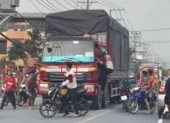 Nhóm người đập phá xe ô tô, hành hung tài xế ngay giữa đường