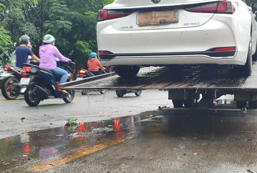 Một chiếc xe ô tô bị chết máy phải có xe cẩu đưa về. Ảnh: LA Một chiếc xe ô tô bị chết máy phải có xe cẩu đưa về. Ảnh: LA