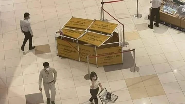 Khu vực nam bảo vệ bị rơi nằm ở tầng trệt của trung tâm mua sắm. Ảnh: LA Khu vực nam bảo vệ bị rơi nằm ở tầng trệt của trung tâm mua sắm. Ảnh: LA