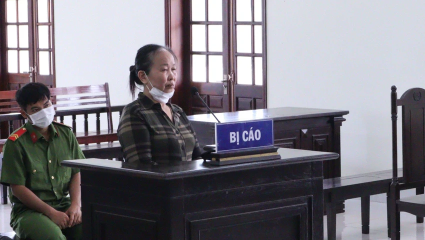 Bị cáo Khánh đã thuê người làm sổ hồng giả rồi lừa tiền của nhiều người dân. Ảnh: DH Bị cáo Khánh đã thuê người làm sổ hồng giả rồi lừa tiền của nhiều người dân. Ảnh: DH