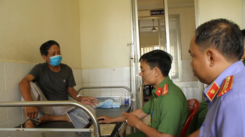 Ông Nhi khai nhận hành vi phóng hỏa của mình với cơ quan công an. Ảnh: CACC Ông Nhi khai nhận hành vi phóng hỏa của mình với cơ quan công an. Ảnh: CACC