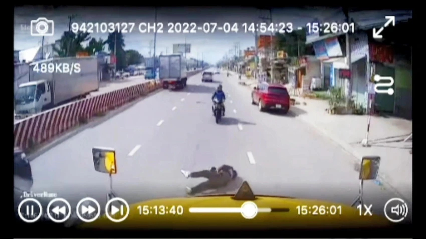 Sau tai nạn có một nhóm thanh niên chạy theo phía sau. Ảnh: Cắt từ camera Sau tai nạn có một nhóm thanh niên chạy theo phía sau. Ảnh: Cắt từ camera