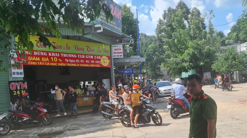Khu vực hiện trường vẫn được siết chặt an ninh để tiếp tục khám nghiệm. Ảnh: LÊ ÁNH