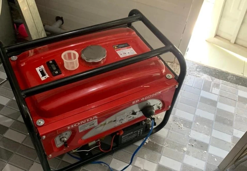 Chiếc máy phát điện được phát hiện ở cuối căn nhà. Ảnh: CACC Chiếc máy phát điện được phát hiện ở cuối căn nhà. Ảnh: CACC