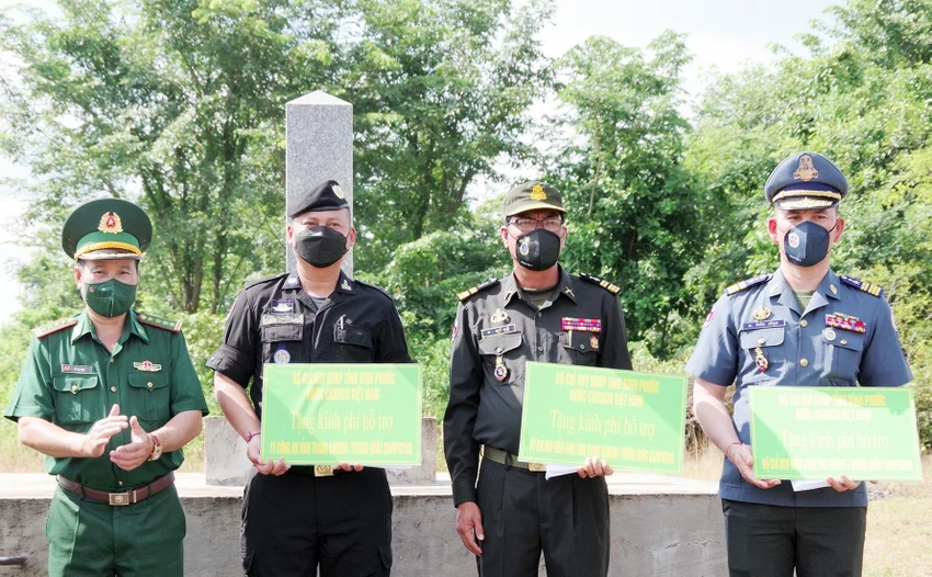 Bộ đội biên phòng tỉnh Bình Phước trao tặng kinh phí hỗ trợ cho lực lượng bảo vệ biên giới tỉnh Tbong Khmum. Ảnh: Báo Bình Phước Bộ đội biên phòng tỉnh Bình Phước trao tặng kinh phí hỗ trợ cho lực lượng bảo vệ biên giới tỉnh Tbong Khmum. Ảnh: Báo Bình Phước