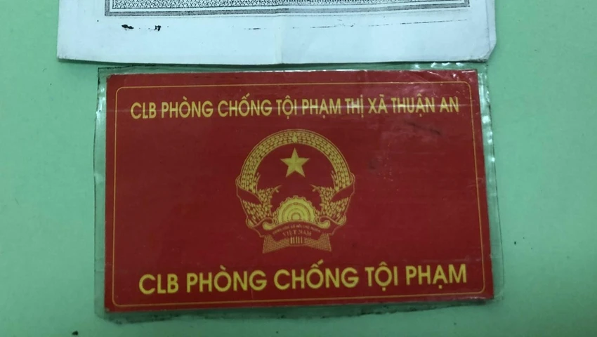 Chiếc thẻ hai thanh niên nhờ một hiệp sĩ làm dùm. Ảnh: CACC Chiếc thẻ hai thanh niên nhờ một hiệp sĩ làm dùm. Ảnh: CACC