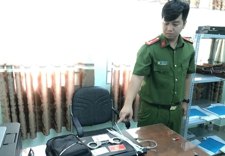 Những đồ dùng, giấy tờ hai thanh niên giả danh hiệp sĩ đem theo để chặn đường người dân. Ảnh: CACC Những đồ dùng, giấy tờ hai thanh niên giả danh hiệp sĩ đem theo để chặn đường người dân. Ảnh: CACC