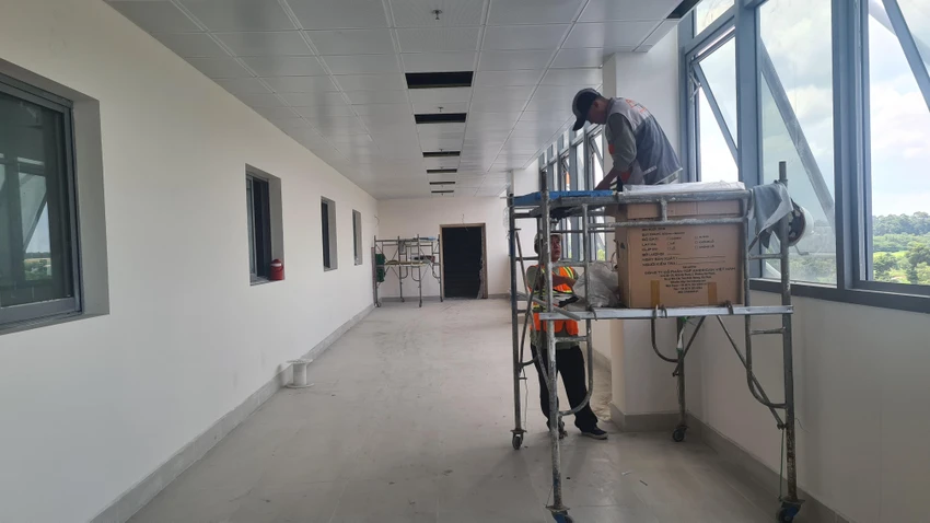 Mặc dù các hạng mục lớn đã xong nhưng để hoàn tất và đưa vào sử dụng thì cũng mất nhiều thời gian. Ảnh: LÊ ÁNH