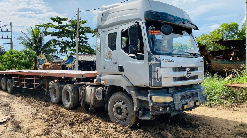 Chiếc xe bị trộm cất giấu tại một bãi đất trống. Ảnh: CACC Chiếc xe bị trộm cất giấu tại một bãi đất trống. Ảnh: CACC