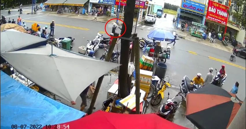 Một kẻ trộm khác dùng bình xịt hơi cay tấn công giải vây cho đồng phạm. Ảnh: Cắt từ camera Một kẻ trộm khác dùng bình xịt hơi cay tấn công giải vây cho đồng phạm. Ảnh: Cắt từ camera