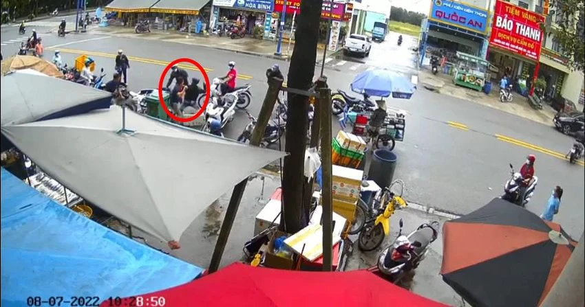 Kẻ trộm rút dao tấn công người dân. Ảnh: Cắt từ camera Kẻ trộm rút dao tấn công người dân. Ảnh: Cắt từ camera