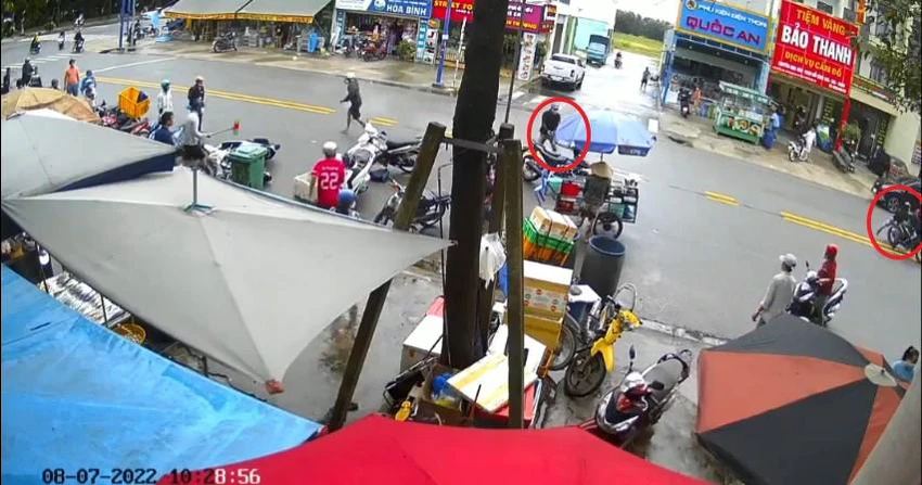 Ba thanh niên trộm xe sau khi tấn công người dân đã nhanh chân tẩu thoát. Ảnh: Cắt từ camera Ba thanh niên trộm xe sau khi tấn công người dân đã nhanh chân tẩu thoát. Ảnh: Cắt từ camera