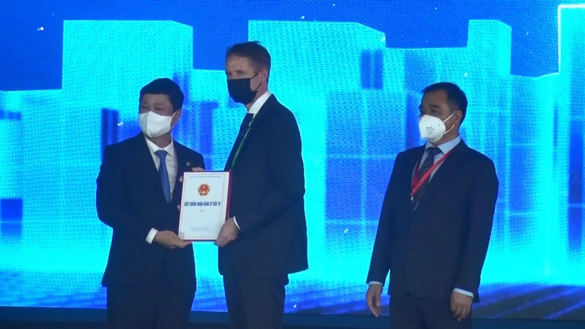 Ông Võ Văn Minh, Chủ tịch UBND tỉnh Bình Dương (trái) trao giấy chứng nhận đầu tư cho tập đoàn LEGO tại lễ khởi công VSIP 3. Ảnh: LÊ ÁNH Ông Võ Văn Minh, Chủ tịch UBND tỉnh Bình Dương (trái) trao giấy chứng nhận đầu tư cho tập đoàn LEGO tại lễ khởi công VSIP 3. Ảnh: LÊ ÁNH