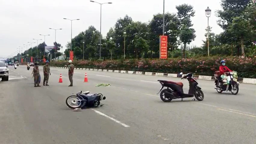 Lực lượng chức năng bảo vệ hiện trường, điều tra nguyên nhân vụ tai nạn. Ảnh: TT