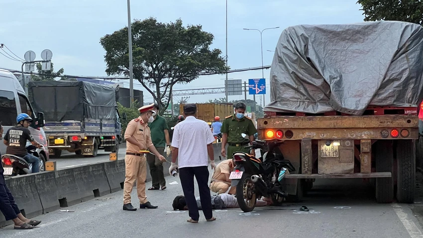 Nam thanh niên tông thẳng xe máy vào đuôi ô tô đầu kéo. Ảnh: LA Nam thanh niên tông thẳng xe máy vào đuôi ô tô đầu kéo. Ảnh: LA