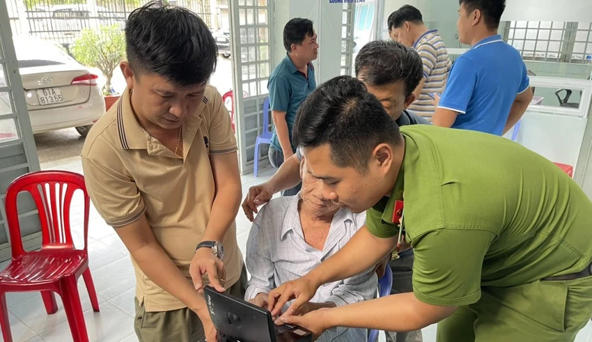 Công an thị xã Tân Uyên làm thủ tục cấp thẻ CCCD cho người dân. Ảnh: LA Công an thị xã Tân Uyên làm thủ tục cấp thẻ CCCD cho người dân. Ảnh: LA