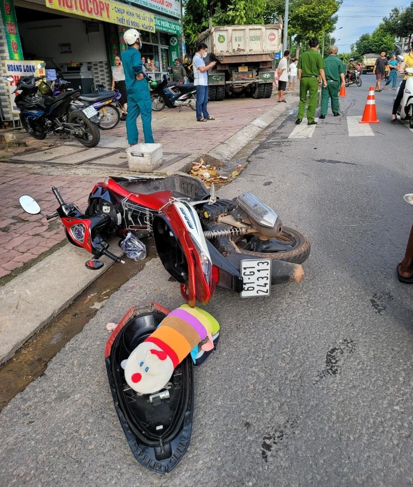Một trẻ em cũng bị thương khi xe ben tông trúng. Ảnh: LA Một trẻ em cũng bị thương khi xe ben tông trúng. Ảnh: LA