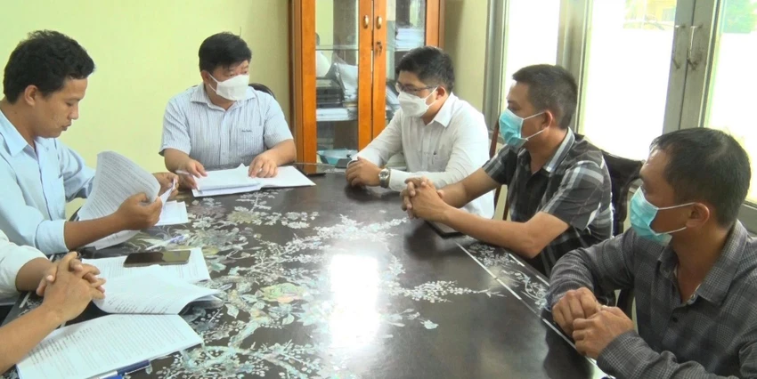 Chính quyền địa phương làm việc với nam thanh niên đổ rác xuống sông Sài Gòn. Ảnh: Đài PT TDM