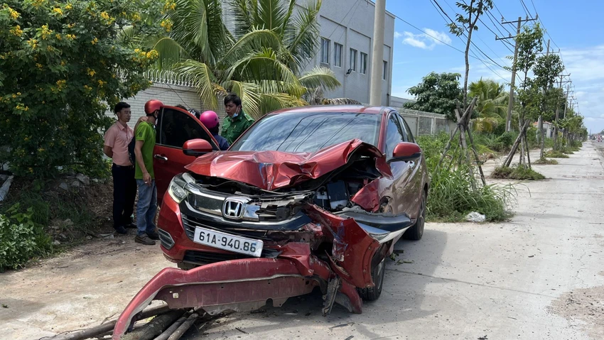 Chiếc xe ô tô hư hỏng nặng sau tai nạn. Ảnh: LA Chiếc xe ô tô hư hỏng nặng sau tai nạn. Ảnh: LA