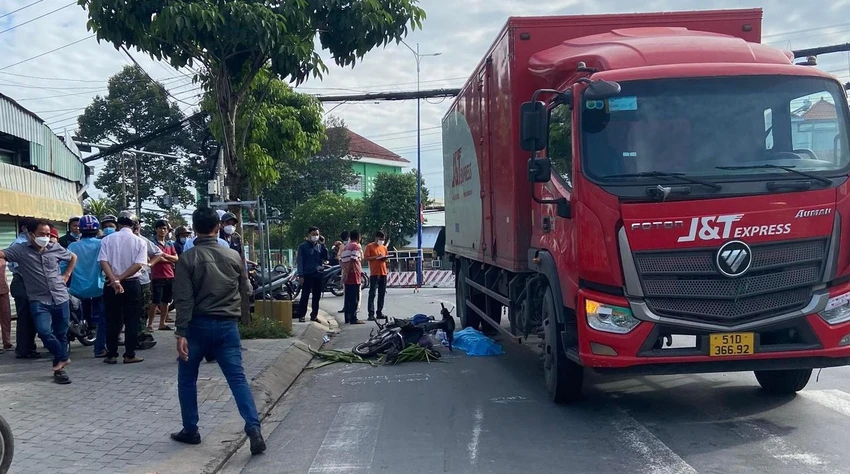 Người đàn ông tử vong thương tâm dưới gầm xe tải. Ảnh: LA Người đàn ông tử vong thương tâm dưới gầm xe tải. Ảnh: LA