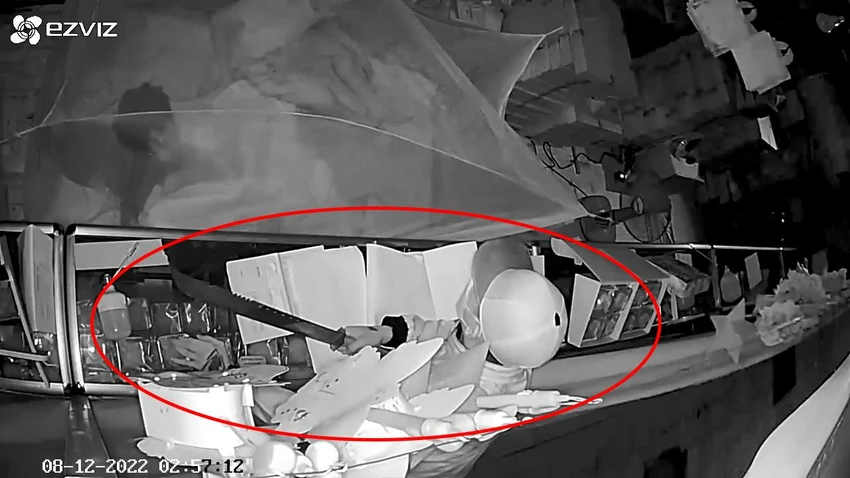 Nhân là người trực tiếp dùng mã tấu đe dọa nhân viên bán bánh trung thu để cướp. Ảnh: Cắt từ camera Nhân là người trực tiếp dùng mã tấu đe dọa nhân viên bán bánh trung thu để cướp. Ảnh: Cắt từ camera