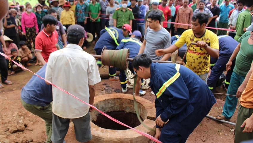 Lực lượng cứu hộ trục vớt hai thi thể lên bờ. Ảnh: TT