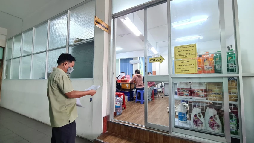 Nhiều người dân đến tận bưu điện để tìm thẻ CCCD. Ảnh: LÊ ÁNH Nhiều người dân đến tận bưu điện để tìm thẻ CCCD. Ảnh: LÊ ÁNH