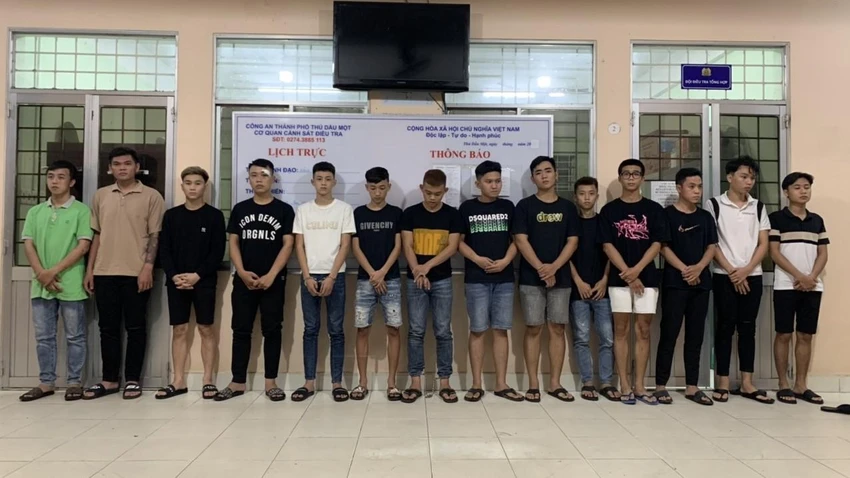 Nhóm thanh niên truy sát đối thủ bị lực công an bắt giữ. Ảnh: LÊ ÁNH Nhóm thanh niên truy sát đối thủ bị lực công an bắt giữ. Ảnh: LÊ ÁNH