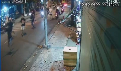 Nhóm thanh niên truy sát đối thủ gây náo loạn khu phố. Ảnh: Cắt từ camera Nhóm thanh niên truy sát đối thủ gây náo loạn khu phố. Ảnh: Cắt từ camera